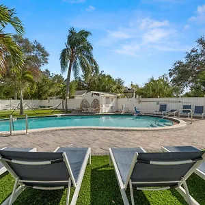 2b1b Stylish Little House W Shared Pool 511 , Clearwater United States